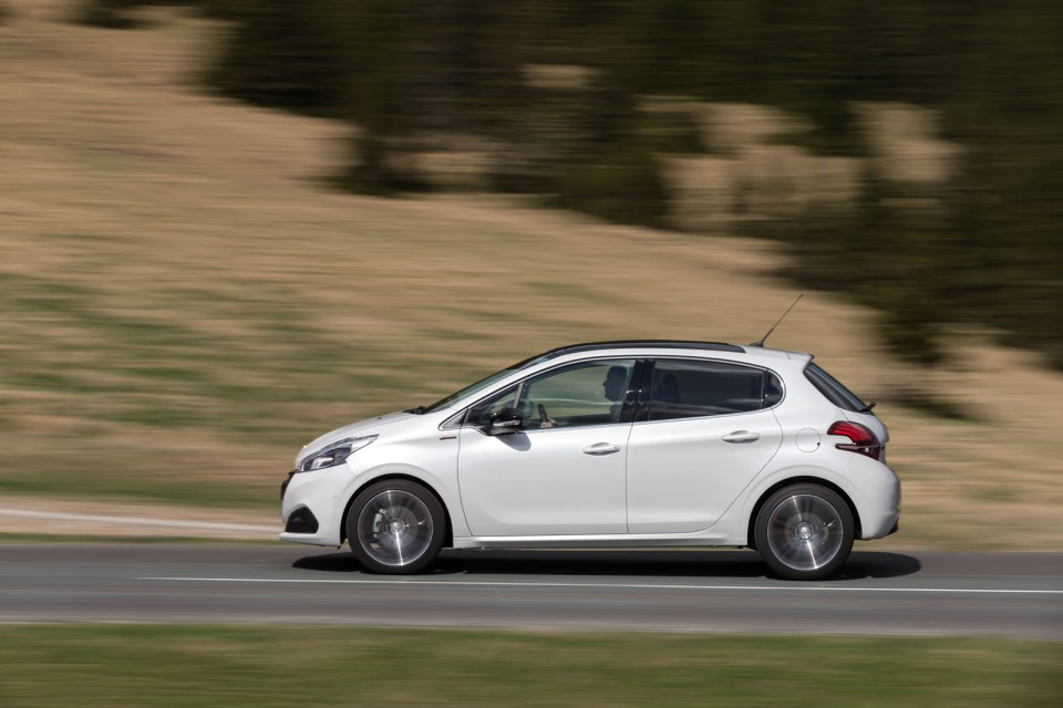 Photo essai Peugeot 208 GT Line Blanc Perle Nacré restylée - E