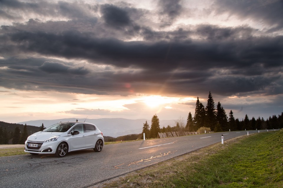 Photo essai Peugeot 208 GT Line Blanc Perle Nacré restylée - E