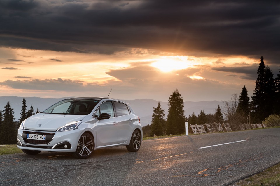 Photo essai Peugeot 208 GT Line Blanc Perle Nacré restylée - E