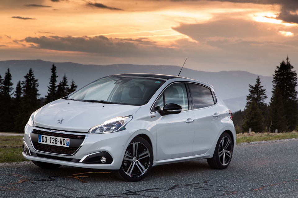 Photo essai Peugeot 208 GT Line Blanc Perle Nacré restylée - E