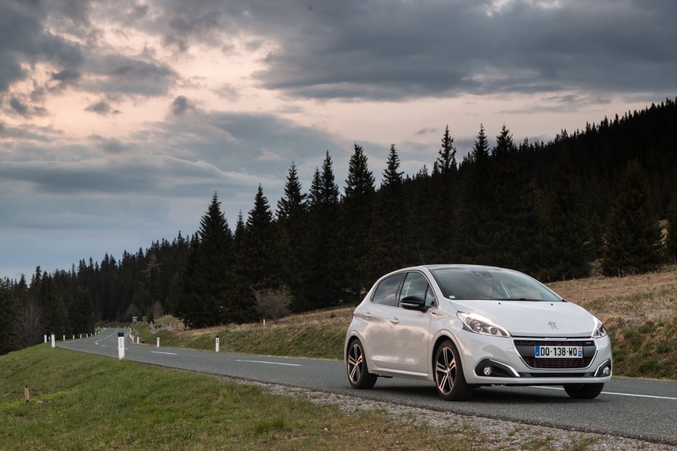 Photo essai Peugeot 208 GT Line Blanc Perle Nacré restylée - E