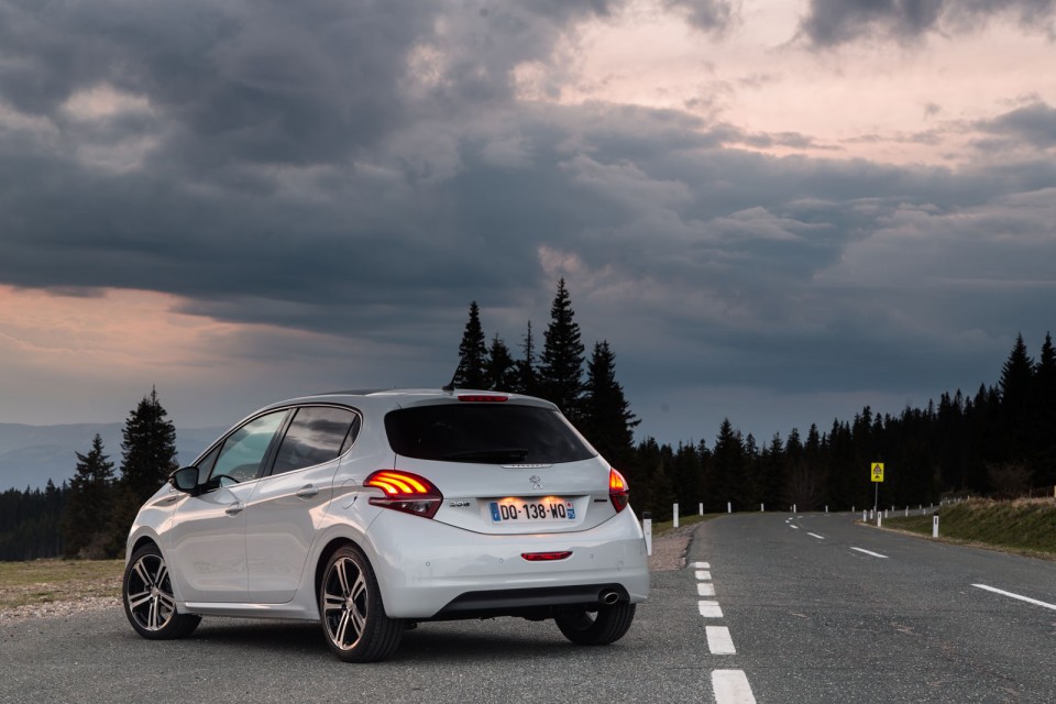 Photo essai Peugeot 208 GT Line Blanc Perle Nacré restylée - E
