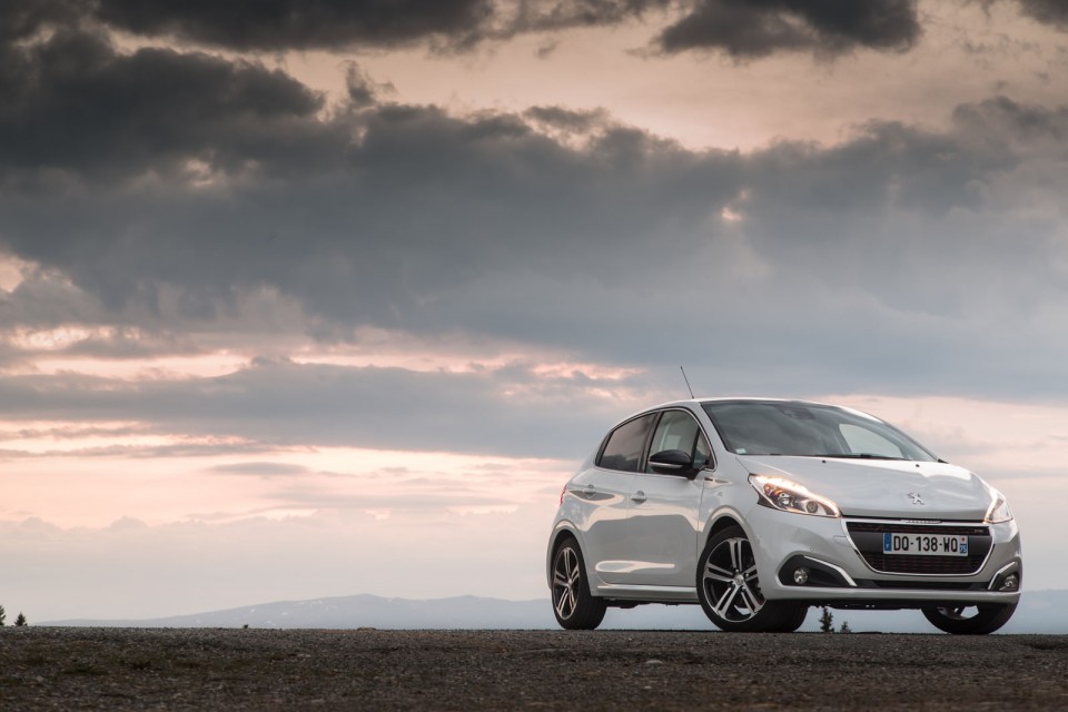 Photo essai Peugeot 208 GT Line Blanc Perle Nacré restylée - E