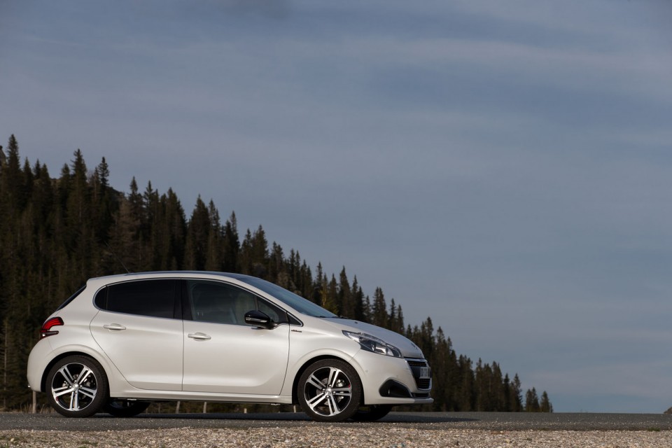 Photo essai Peugeot 208 GT Line Blanc Perle Nacré restylée - E