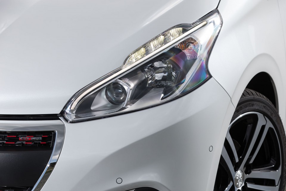 Photo essai Peugeot 208 GT Line Blanc Perle Nacré restylée - E