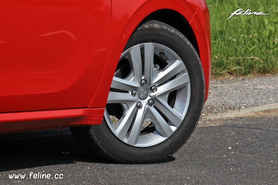 Photo jante aluminium Zirconium 16 Peugeot 208 Business Pack Ora