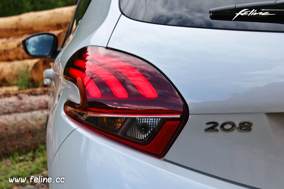 Photo feu arrière LED Peugeot 208 GT Line Blanc Perle Nacré re