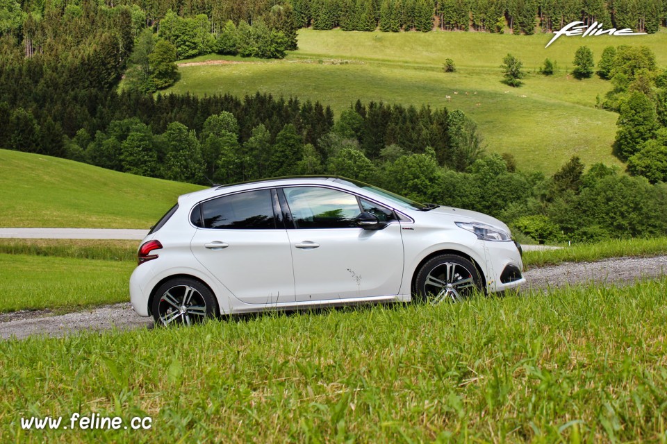 Photo essai Peugeot 208 GT Line Blanc Perle Nacré restylée (Ma