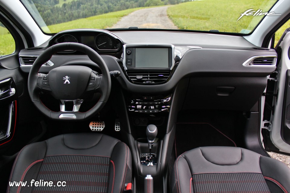 Photo intérieur mi-TEP Oxford noir rouge Peugeot 208 GT Line re