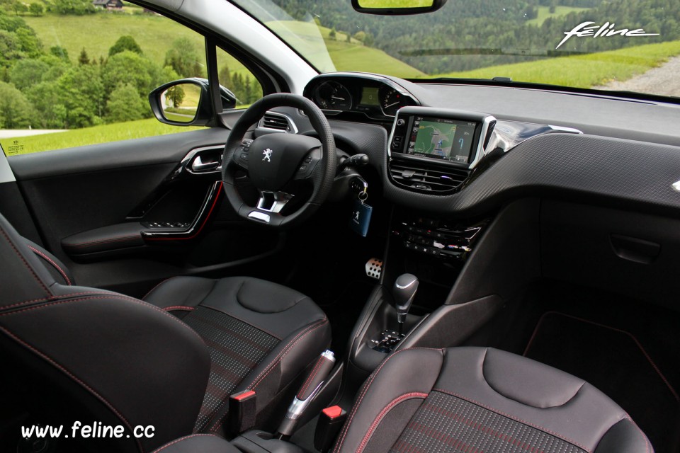 Photo intérieur i-Cockpit mi-TEP Oxford noir rouge Peugeot 208