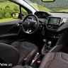 Photo intérieur i-Cockpit mi-TEP Oxford noir rouge Peugeot 208
