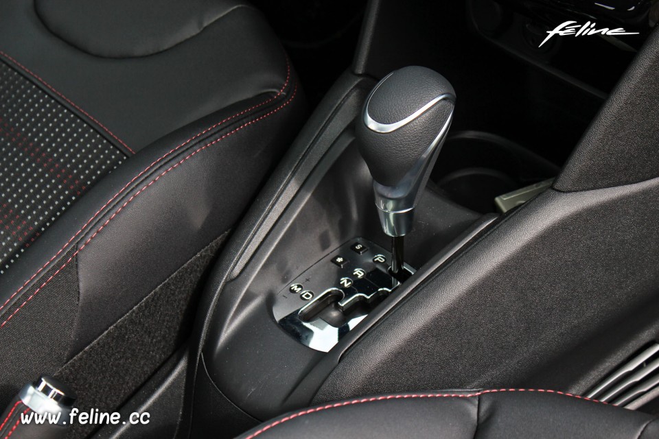 Photo boîte de vitesses automatique EAT6 Peugeot 208 GT Line re