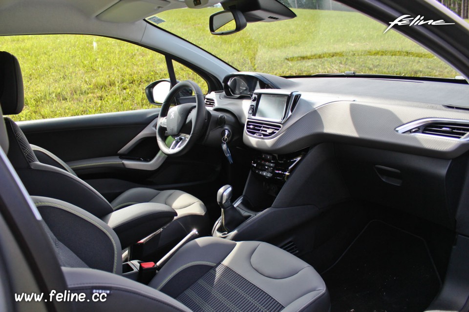 Photo intérieur mi-TEP Oxford Lime Yellow Peugeot 208 Allure re