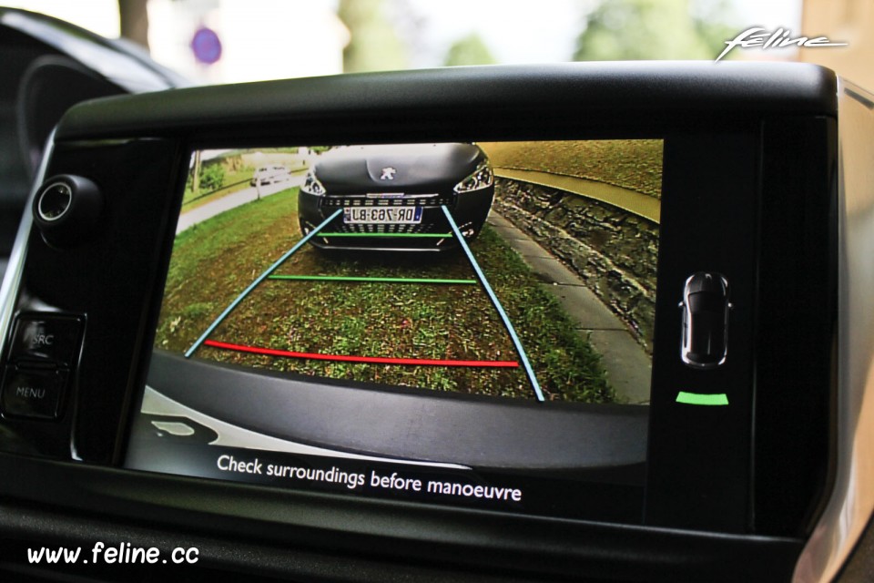 Photo caméra de recul écran tactile Peugeot 208 restylée (Mai