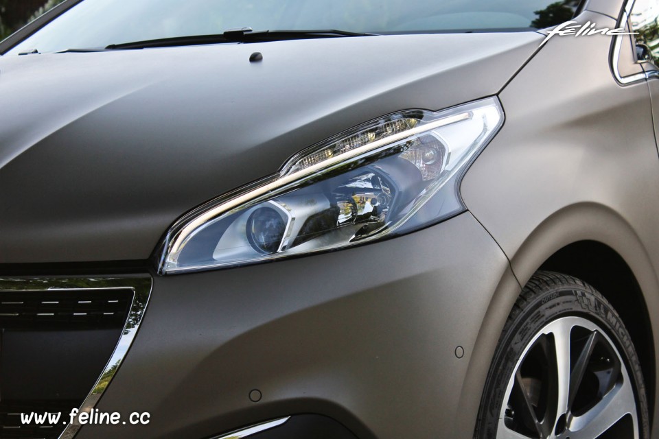 Photo projecteur avant LED Peugeot 208 Féline Ice Grey restylé