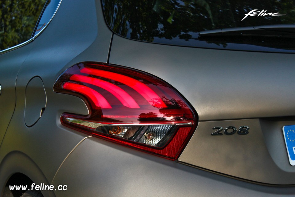 Photo nouveau feu arrière LED Peugeot 208 Féline Ice Grey rest