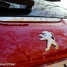 Photo sigle lion coffre Peugeot 208 Active Rouge Rubi - 1.2l e-VTi 82 ETG5 - 1-020