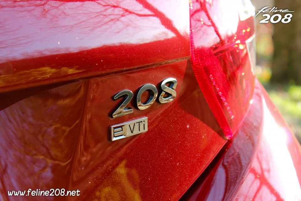 Photo sigle 208 e-VTi Peugeot 208 Active Rouge Rubi - 1.2l e-VTi 82 ETG5 - 1-021