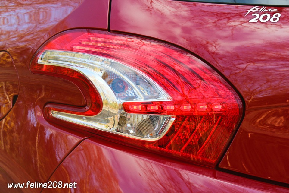 Photo feu arrière LED Peugeot 208 Active Rouge Rubi - 1.2l e-VTi 82 ETG5 - 1-022