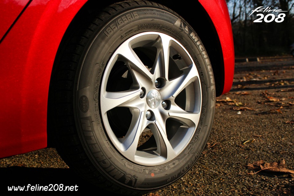 Photo jante alliage Azote 15'' Peugeot 208 Active Rouge Rubi - 1.2l e-VTi 82 ETG5 - 1-024