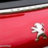 Photo emblème lion coffre Peugeot 208 Active Rouge Rubi - 1.2l e-VTi 82 ETG5 - 1-026