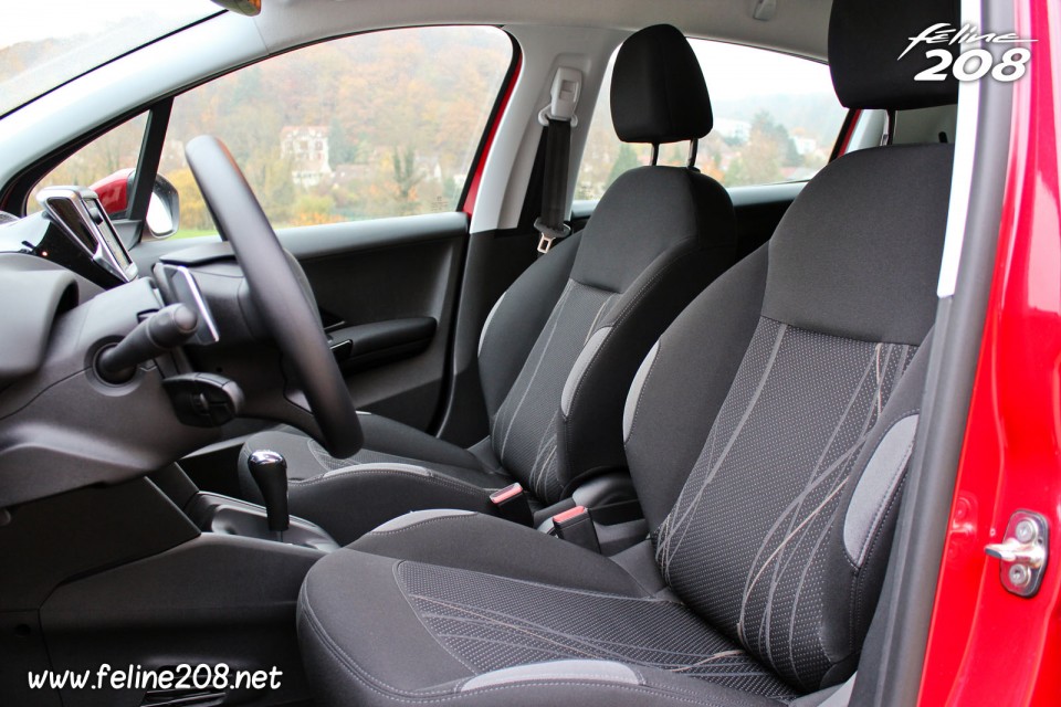Photo sièges Peugeot 208 Active Rouge Rubi - 1.2l e-VTi 82 ETG5 - 1-032