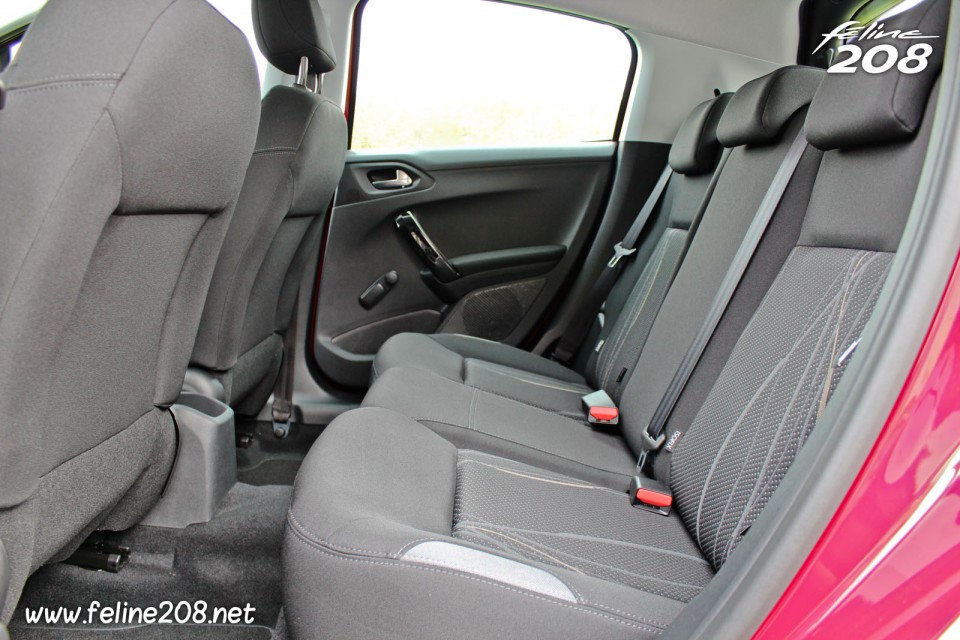 Photo banquette arrière Peugeot 208 Active Rouge Rubi - 1.2l e-VTi 82 ETG5 - 1-034