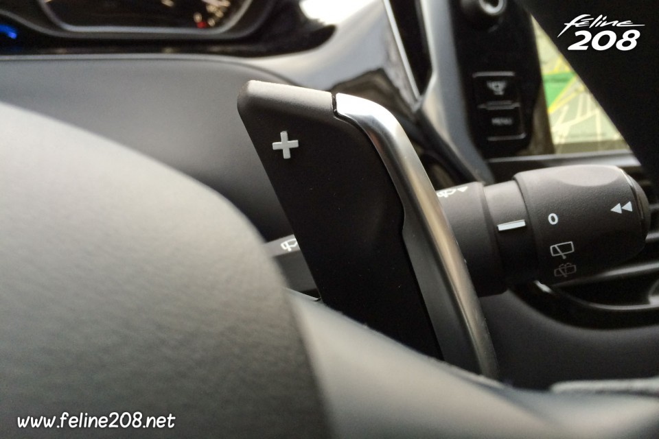 Photo palette au volant boîte de vitesse ETG5 Peugeot 208 Active Rouge Rubi - 1.2l e-VTi 82 ETG5 - 1-039