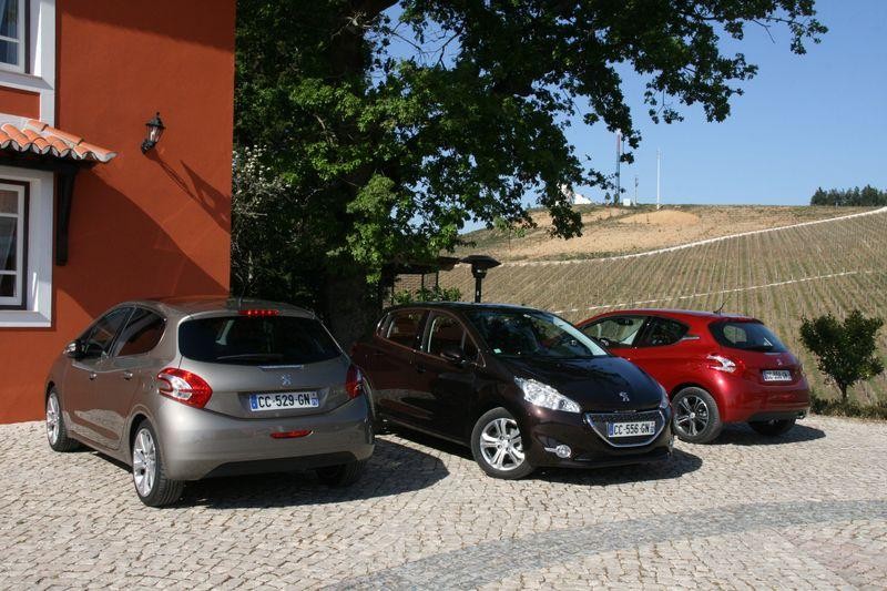 Trois Peugeot 208 Allure : Spirit Grey, Rouge Noir et Rouge Erythrée