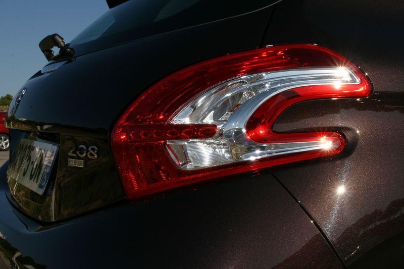 Feu arrière Peugeot 208 Active Blue Lion - Rouge Noir 071