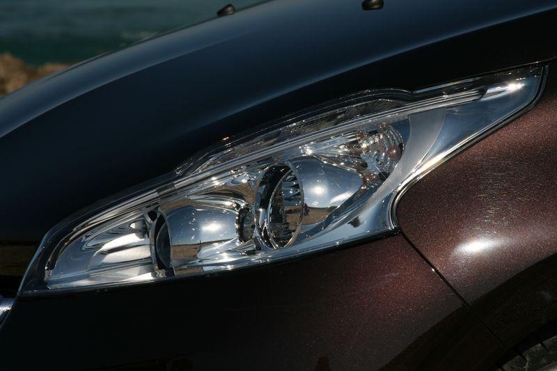 Phares avant Peugeot 208 Rouge Noir 076