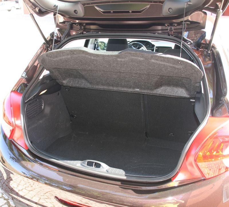 Coffre ouvert Peugeot 208 - Rouge Noir 078