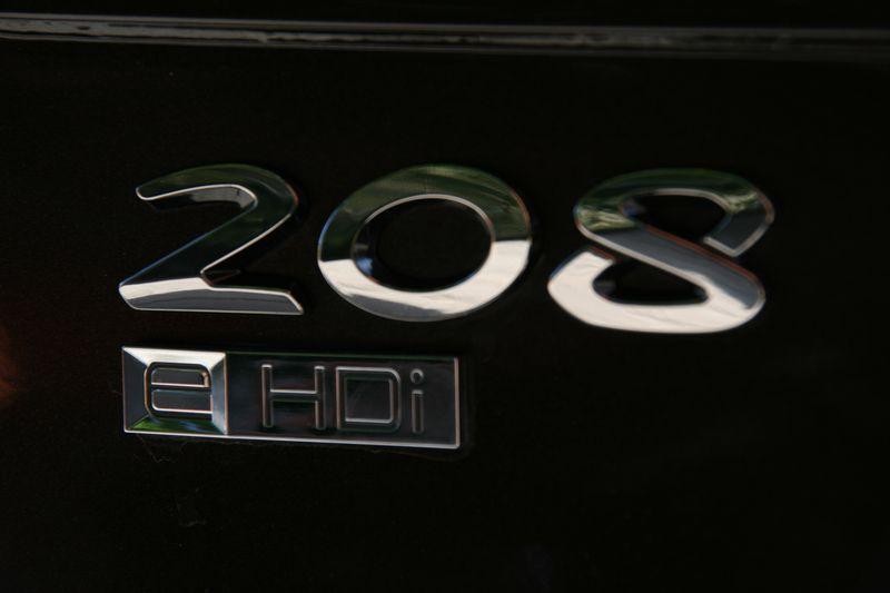 Monogramme Peugeot 208 e-HDi Rouge Noir 079