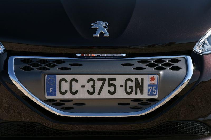 Calandre avant alvéolée gris Manhattan satiné Peugeot 208 Active Blue Lion 081