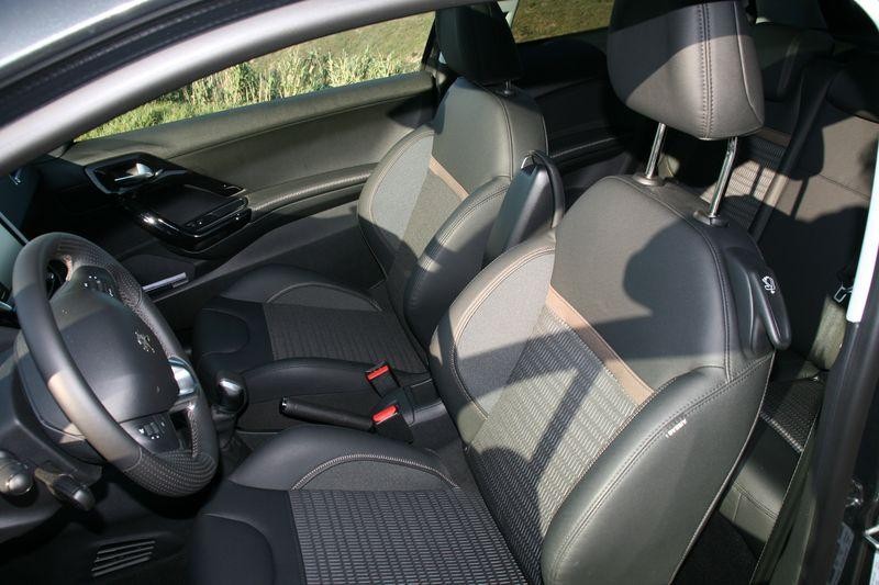 Intérieur Ekmet noir/gris Peugeot 208 082