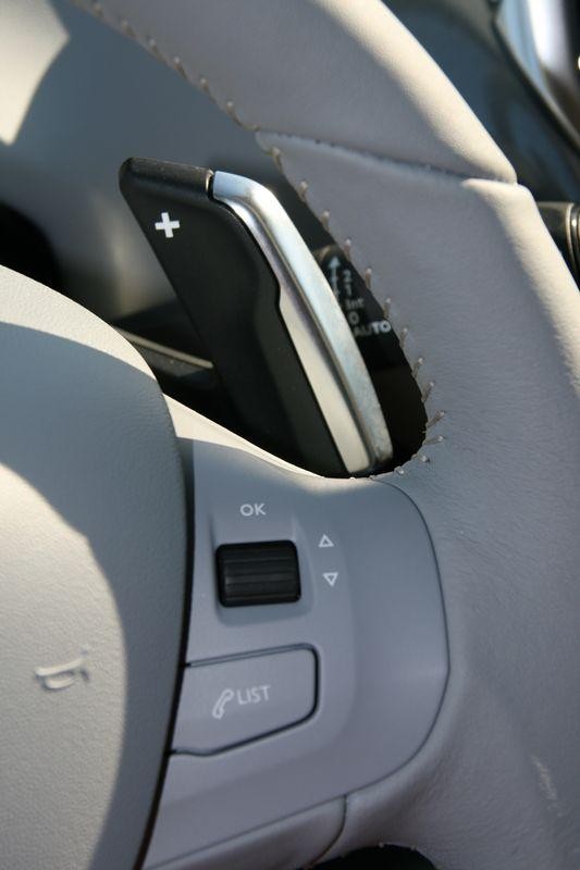 Commandes + palettes au volant - Peugeot 208 087