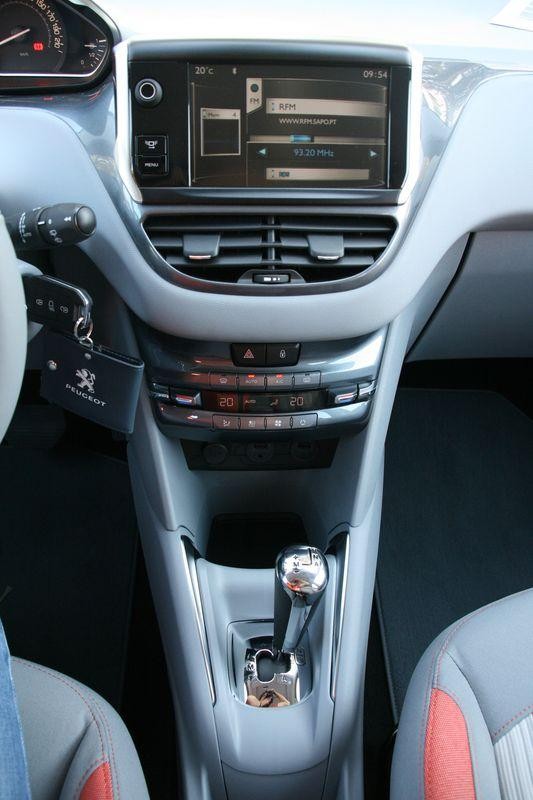 Console de bord Peugeot 208 097