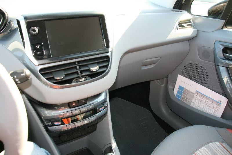 Console de bord Peugeot 208 098