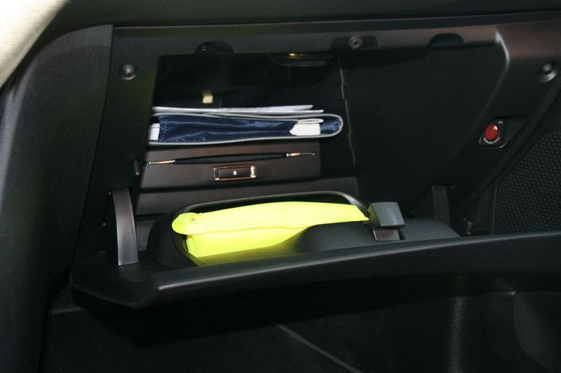 Boîte à gants Peugeot 208 110