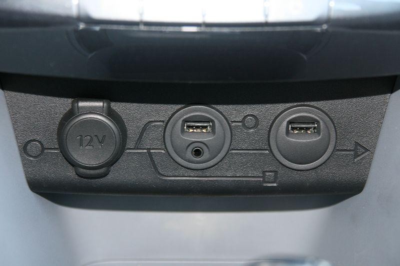 Prises USB et auxiliaire Peugeot 208 111
