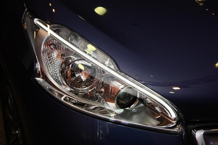Projecteur à LED - Peugeot 208 Allure Bleu Virtuel - 3 portes 01