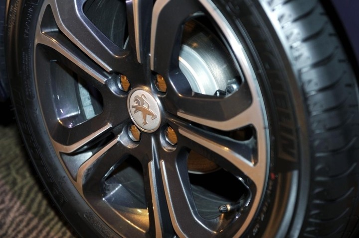 Jante aluminium Helium 16" Technical Grey - Peugeot 208 Allure Bleu Virtuel - 3 portes 04