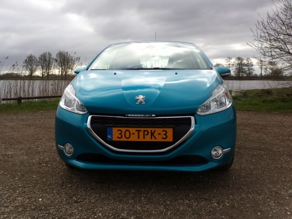 Photo de face de la Peugeot 208 Active Bleu Belle le 14 VTi 95 ch Photo de face de la Peugeot 208 Active Bleu Belle le 14 VTi 95 ch