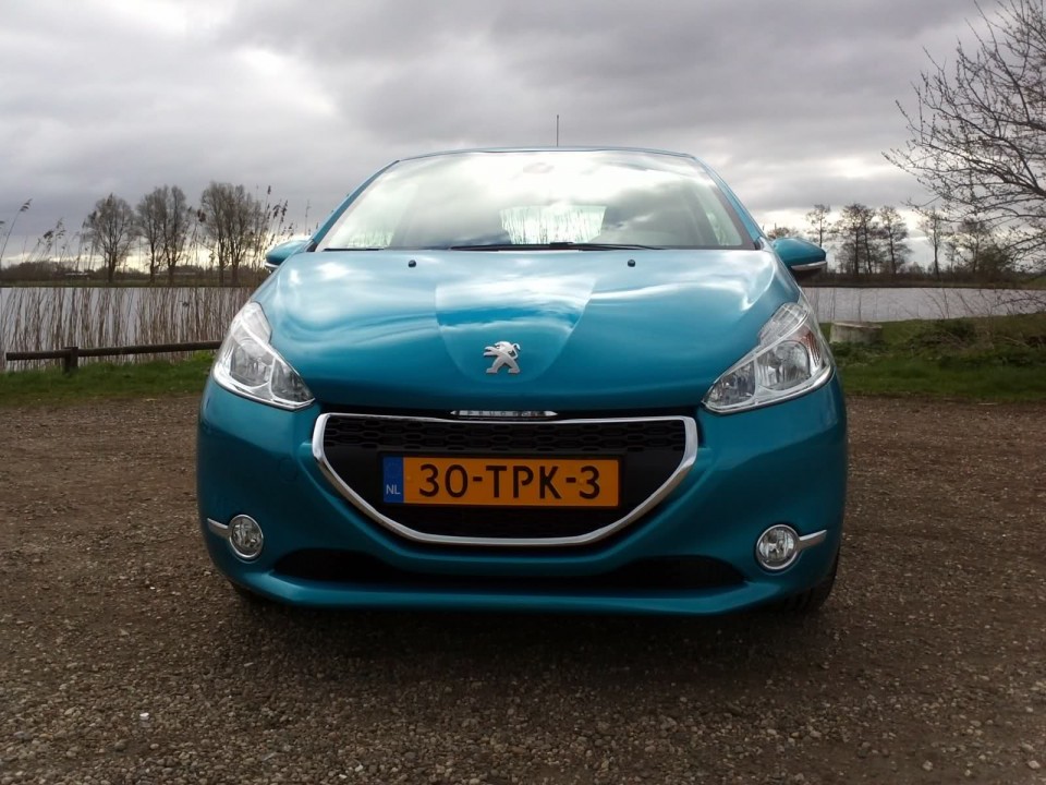 Vue de face Peugeot 208 Active Bleu Belle-île 1.4 VTi 95 002