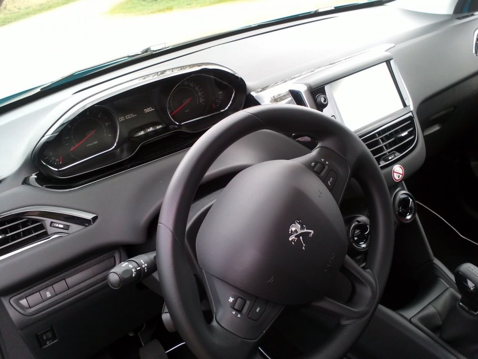 Poste de conduite Peugeot 208 Active 1.4 VTi 95 004