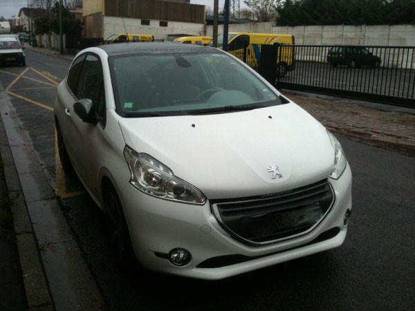 Peugeot 208 Féline 3 portes Blanc Banquise 