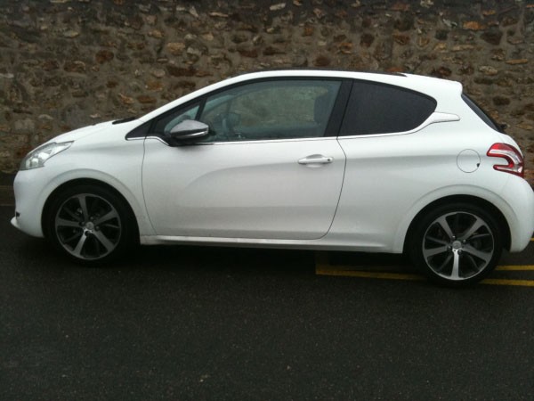 Peugeot 208 Féline 3 portes Blanc