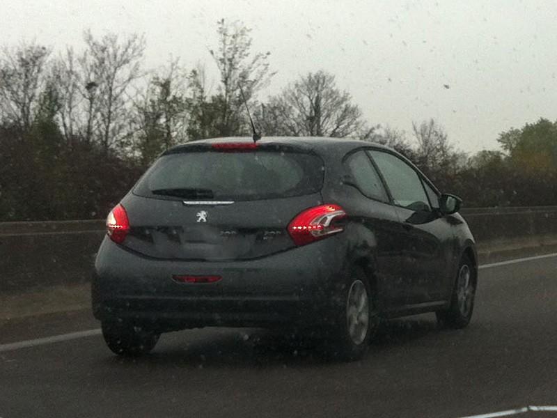 Peugeot 208 Active Gris Shark sur l'A13