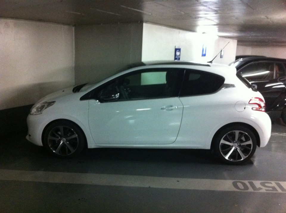 Peugeot 208 Blanc Banquise 3 portes à Paris