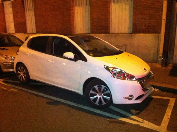 Peugeot 208 Blanche 5 portes + Becquet à Paris